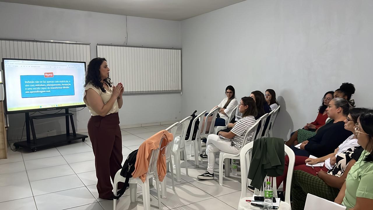 Formação em AEE: apresentação para um grupo de professoras em sala de formação