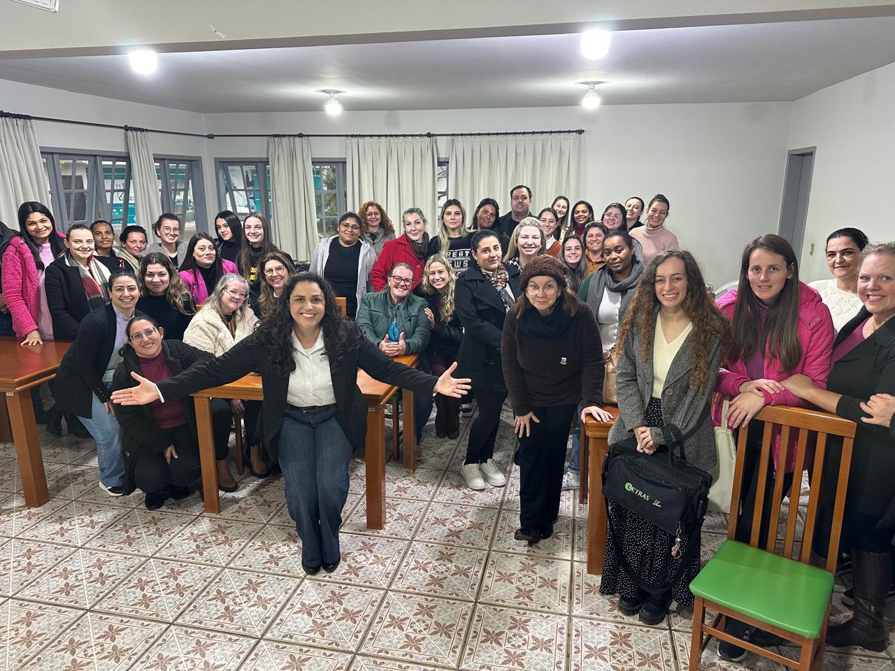 Grupo de professoras participantes da formação posa junto