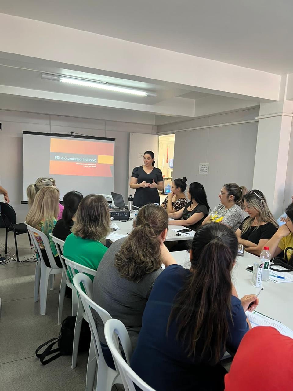 Apresentação sobre PDI e o processo inclusivo em sala de reunião